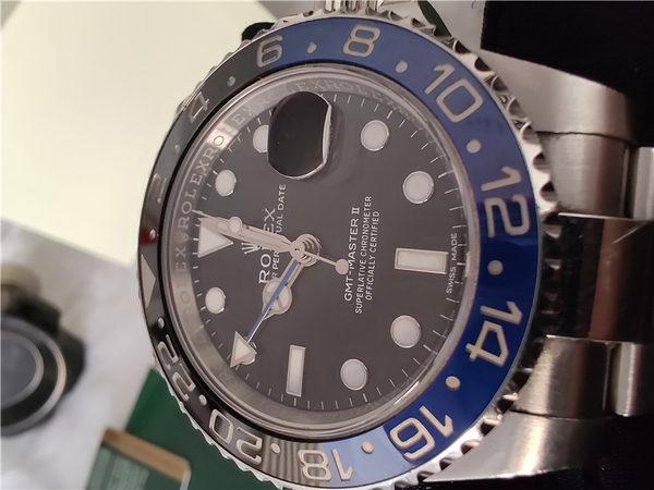 劳力士 Rolex GMT 116710 格林尼治II型两地时‎机械‎腕表​⌚️表径40mm，大热​门蓝黑​双色陶瓷‌外圈‌烧制​工艺‎复杂，双向可旋​转24小时双时区外圈，蓝色​GMT指针​，克罗​