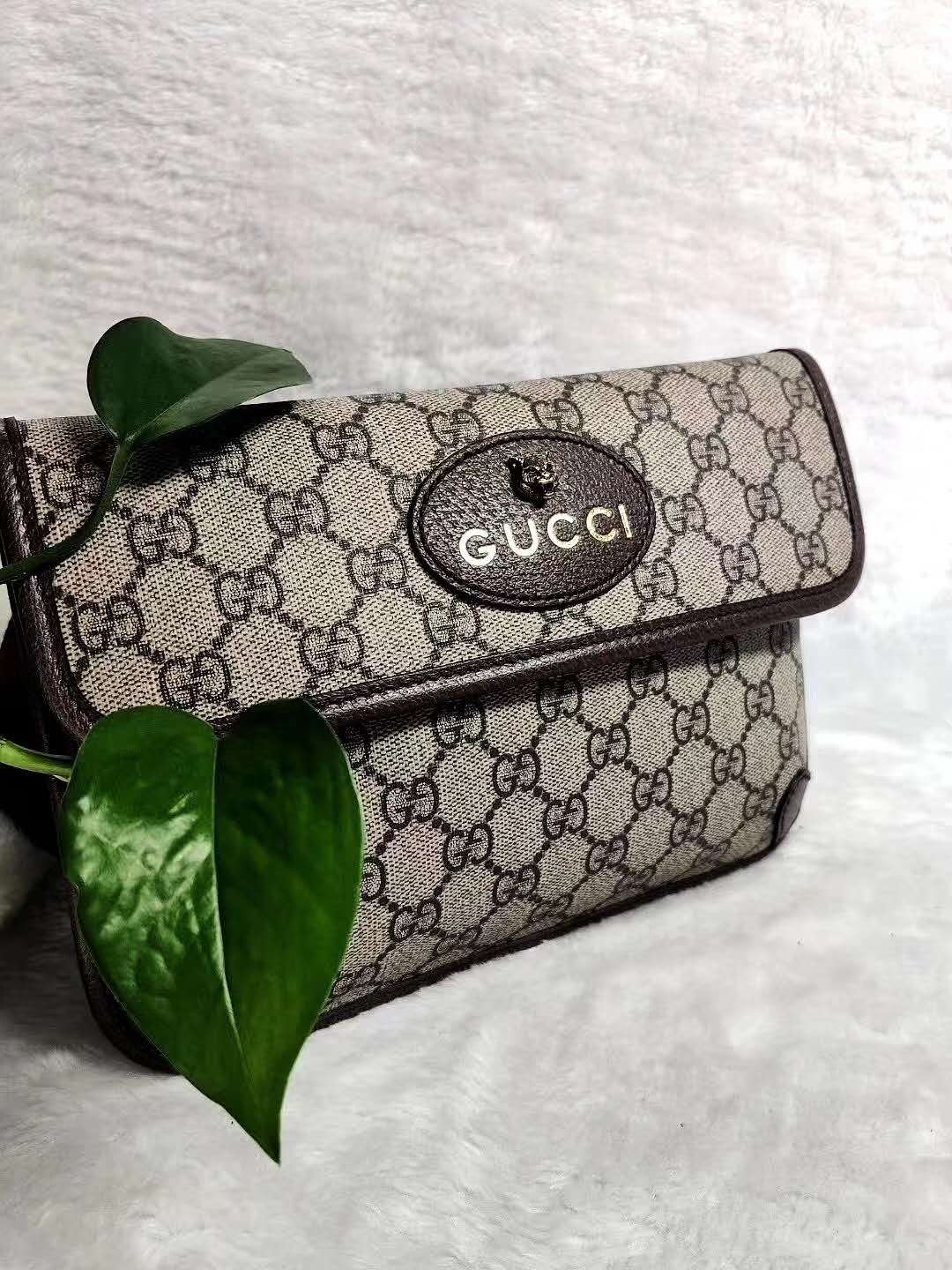 99新 gucci虎头腰包胸包  尺寸24×17 这款自重轻，各种百搭 老花面料经久耐看，关键是不怕脏还耐磨，适配各个场合，帅气随性，男女通用